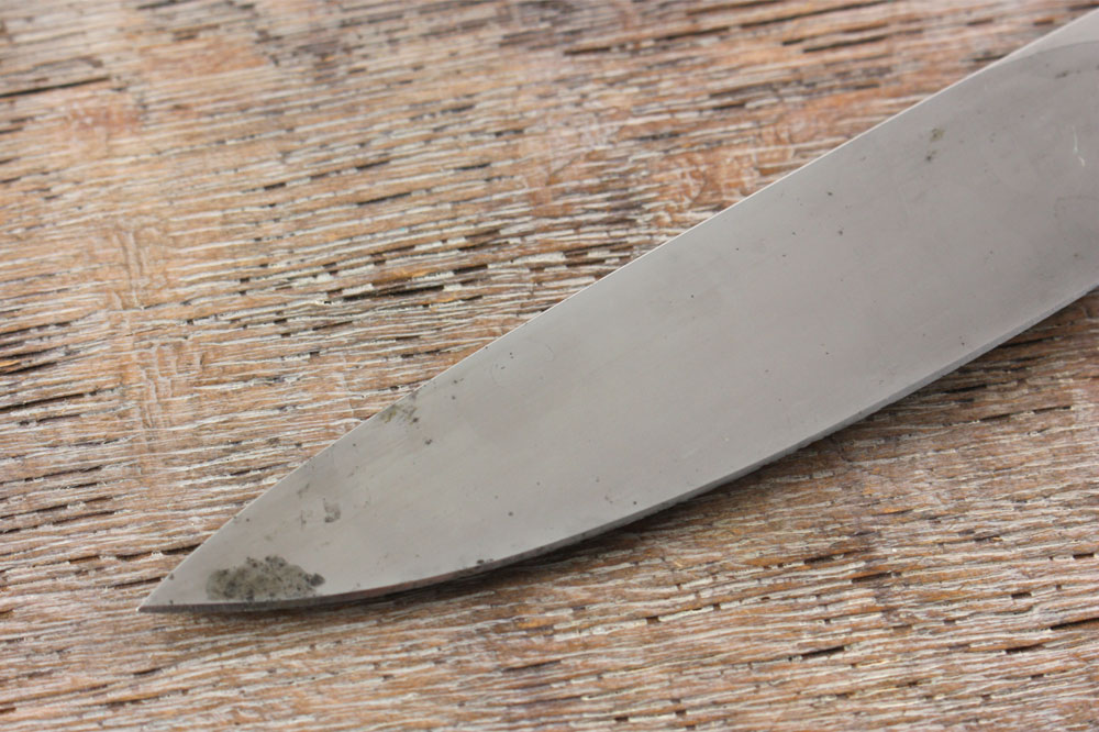 Питтинговая коррозия на клинке ножа из стали D2