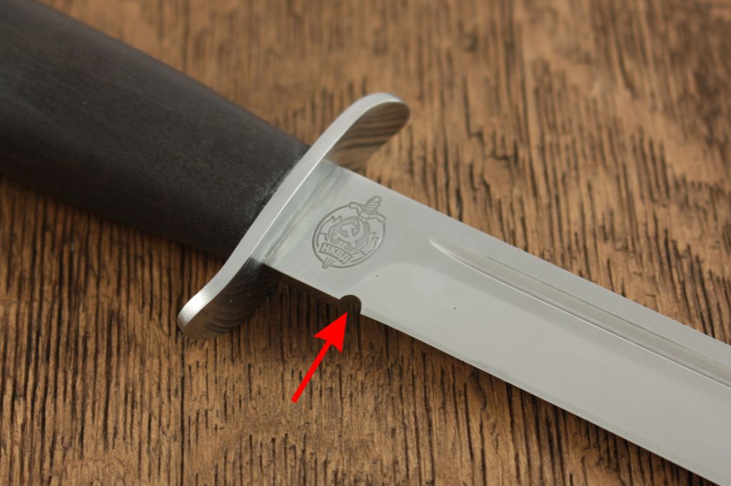 Дулька на ноже расположенная на границе режущей кромки.