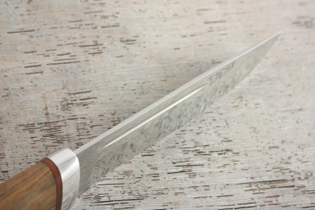 Клинок ножа "Бекас" имеет тольщину 2,4 мм в обухе, жесткость клинка усилена долами с двух сторон.